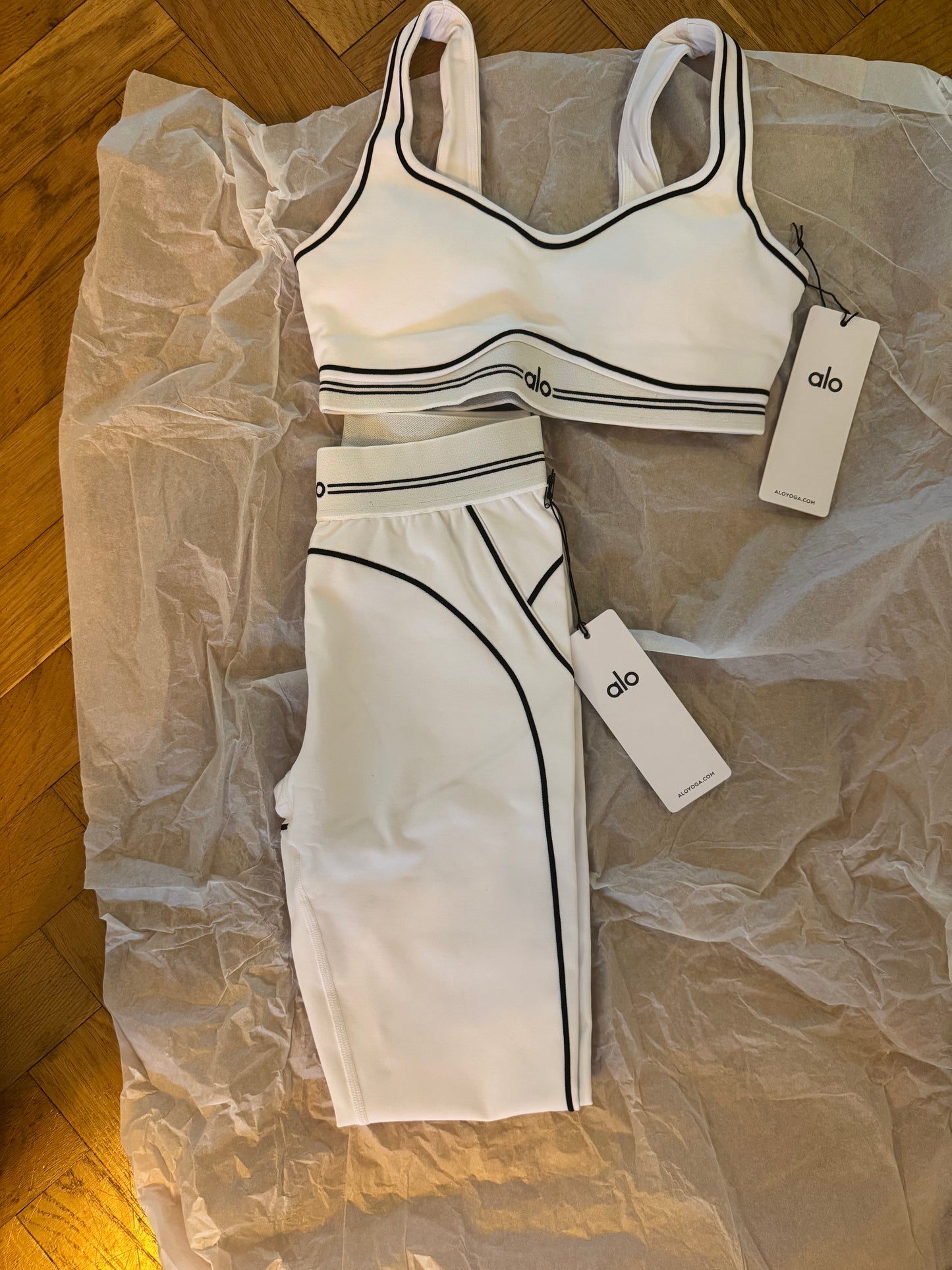 Alo Airbrush Heart Throb Set "White"