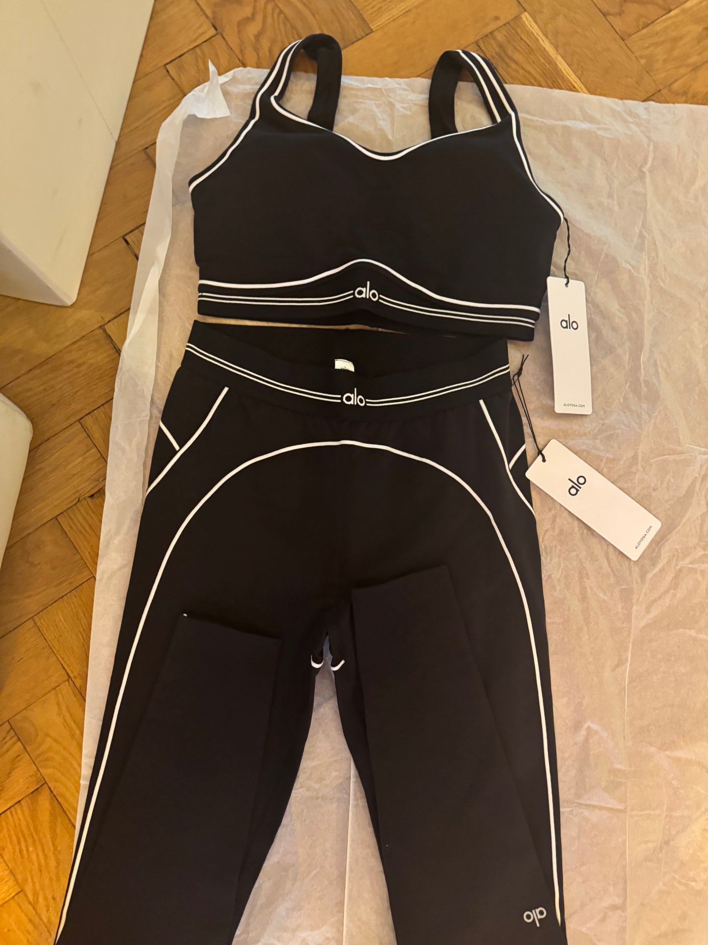 Alo Airbrush Heart Throb Set "Black"